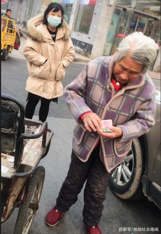 河北：大娘骑三轮车刮蹭小汽车，拿出零钱想要赔偿，却被婉言拒绝